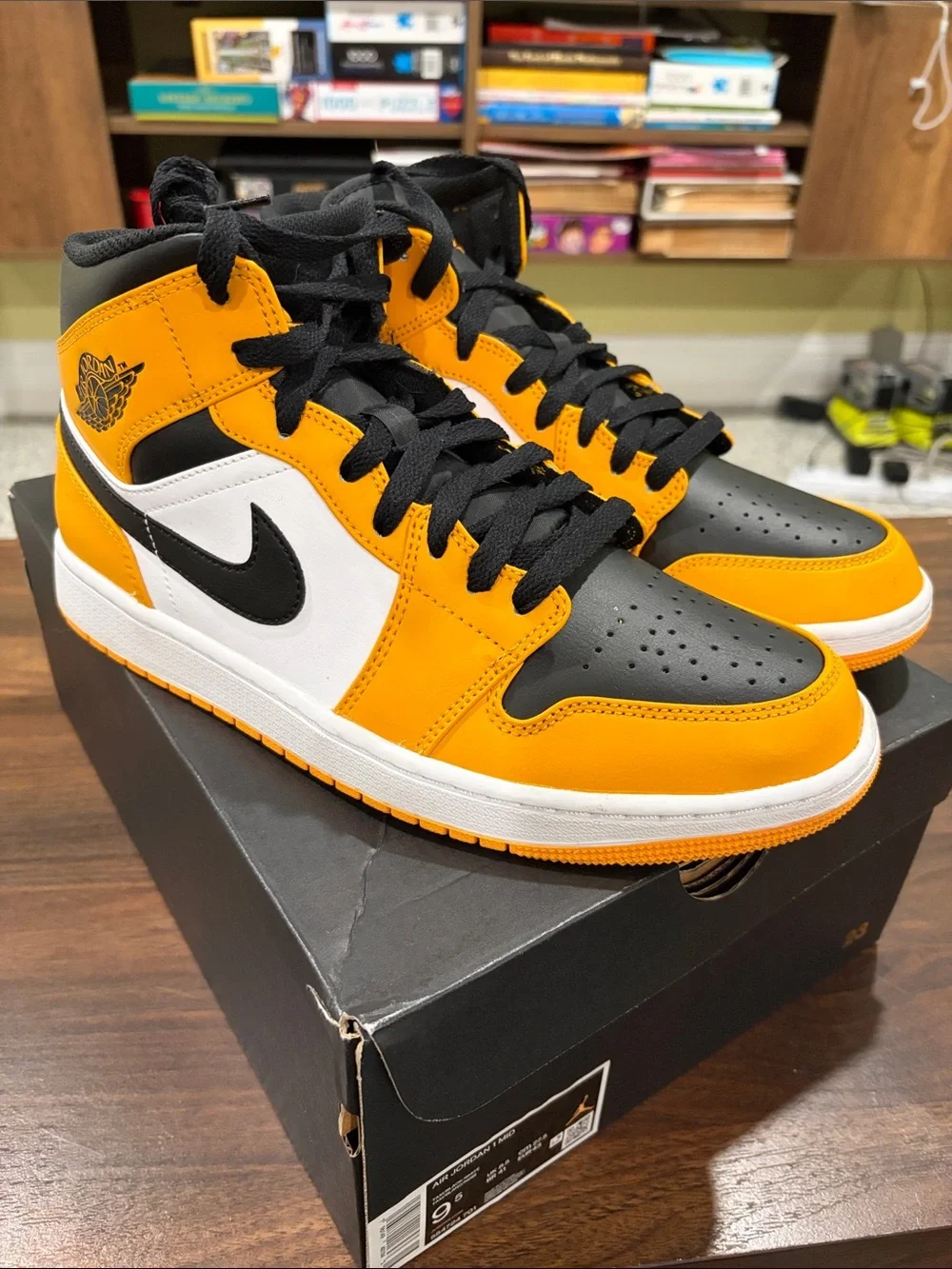 Air Jordan 1 Mid TAXI Sz 9.5 M